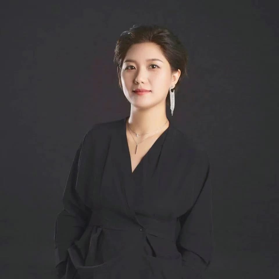 Olivia, Business Manager
