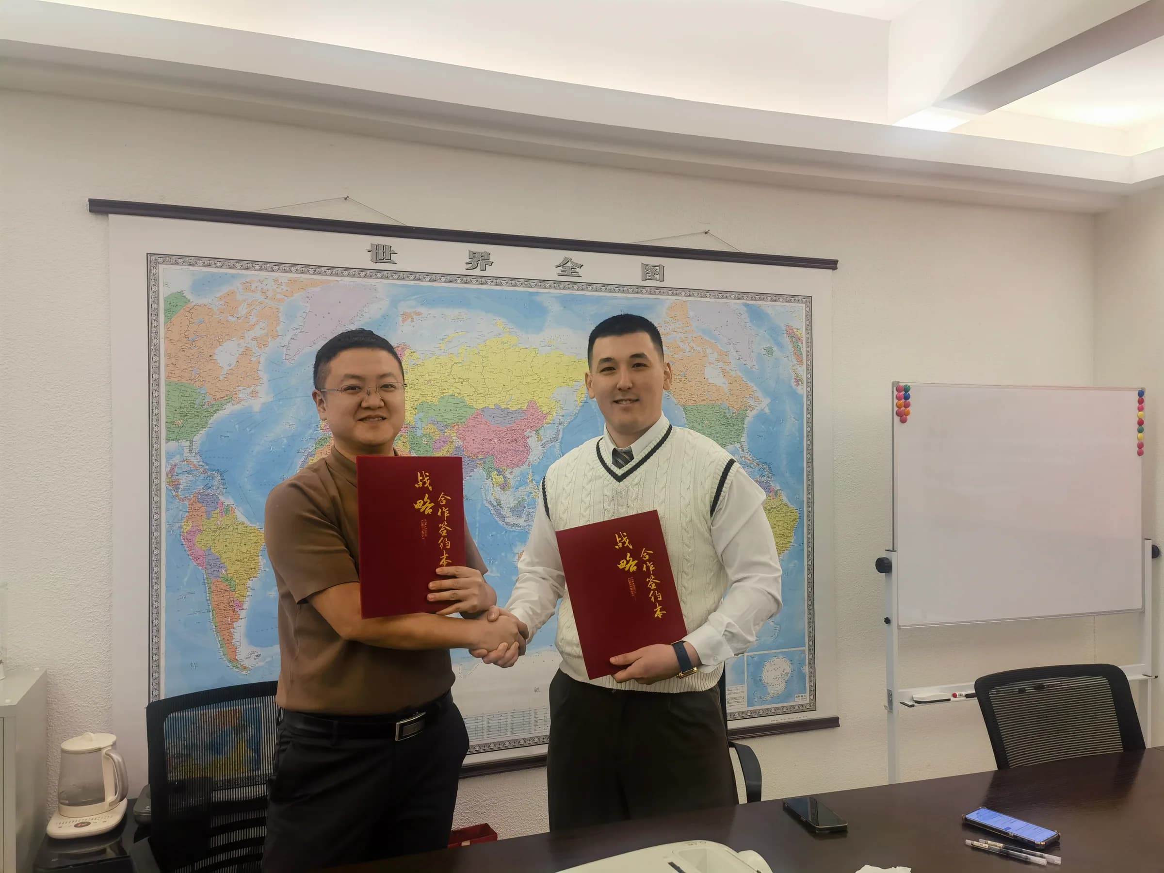 Rongkai Solar representatives signing a cooperation agreement with an international partner.